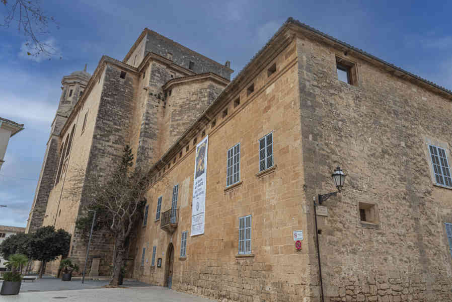 Mallorca - Llucmajor 02 - parroquia de Sant Miquel.jpg